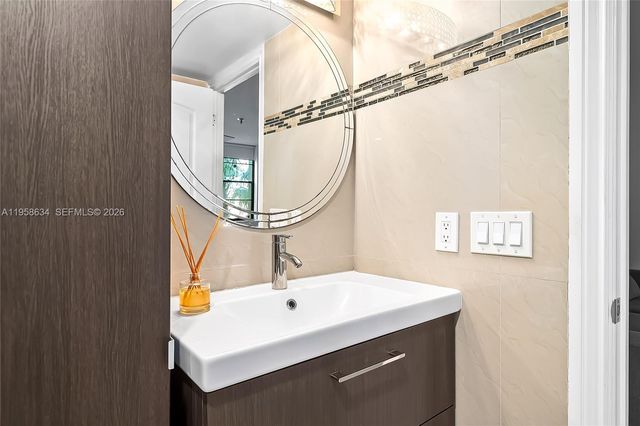 671 NE 195th St 111E, Miami, FL 33179