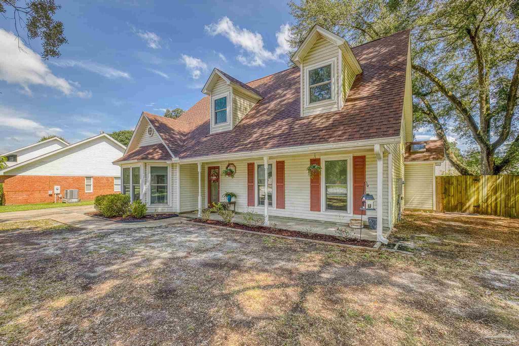 2702 Silhouette Dr, Cantonment, FL 32533