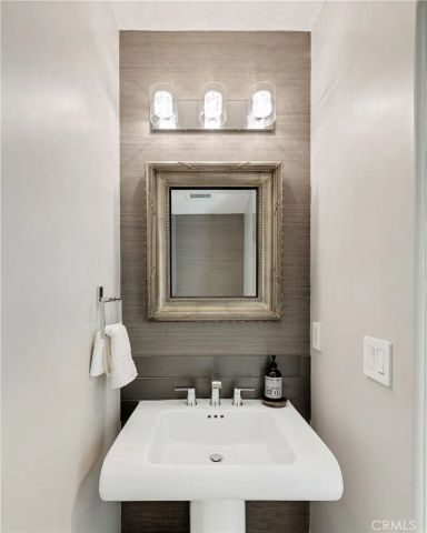 647 2nd Street, Hermosa Beach, CA 90254