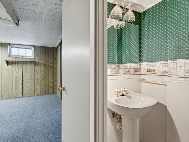 802 Forest CIRCLE, Manitowoc, WI 54220