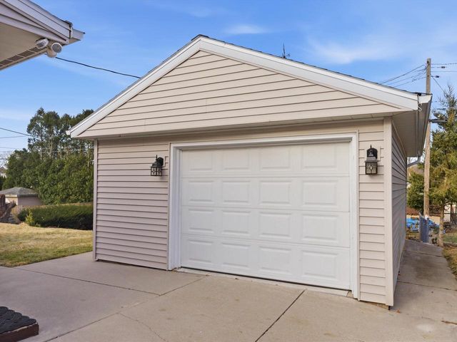 802 Forest CIRCLE, Manitowoc, WI 54220