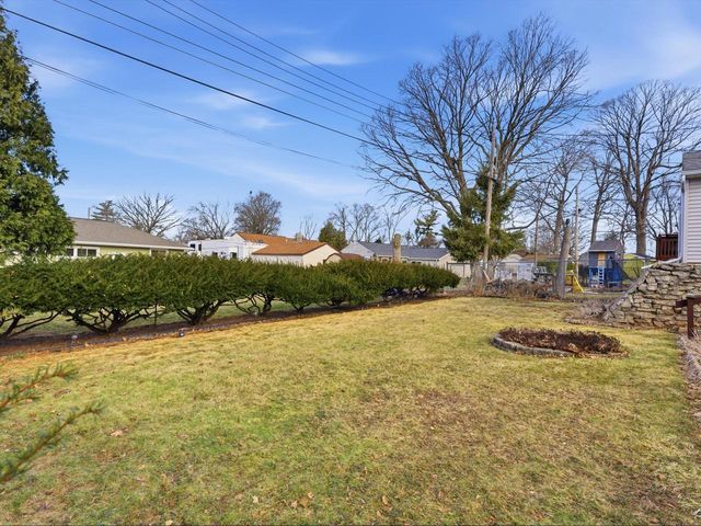 802 Forest CIRCLE, Manitowoc, WI 54220