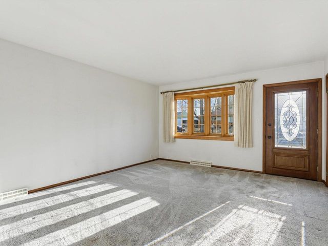 802 Forest CIRCLE, Manitowoc, WI 54220