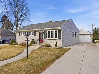 802 Forest CIRCLE, Manitowoc, WI 54220