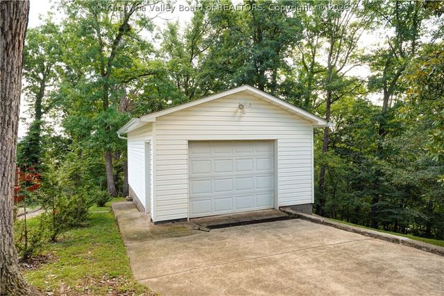 1902 Massey Circle, South Charleston, WV 25303