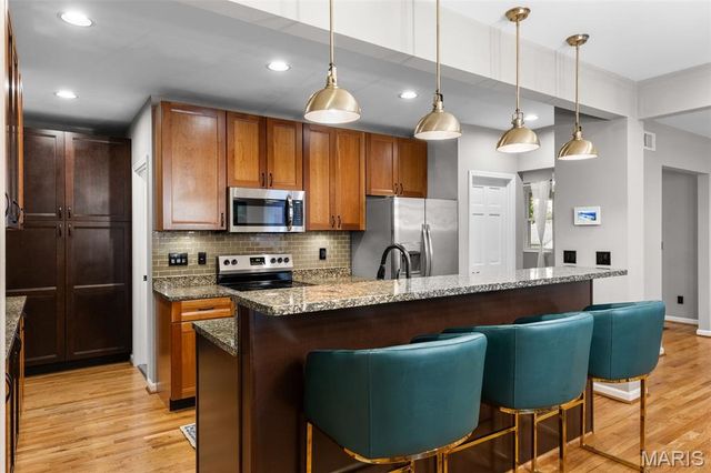 7068 Tholozan Avenue, St Louis, MO 63109