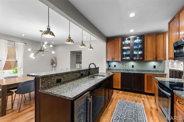 7068 Tholozan Avenue, St Louis, MO 63109