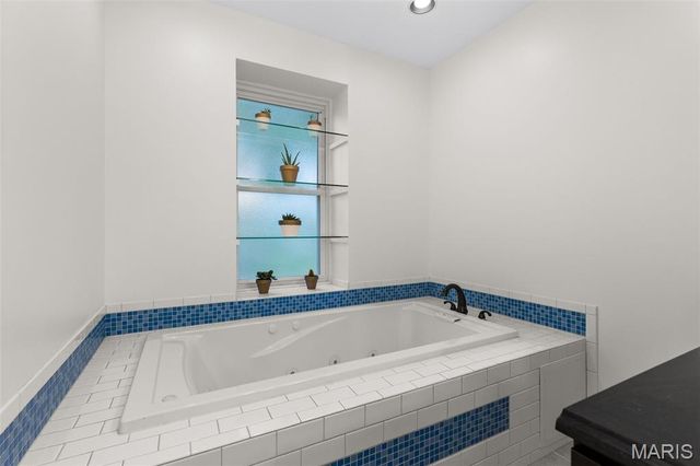 7068 Tholozan Avenue, St Louis, MO 63109