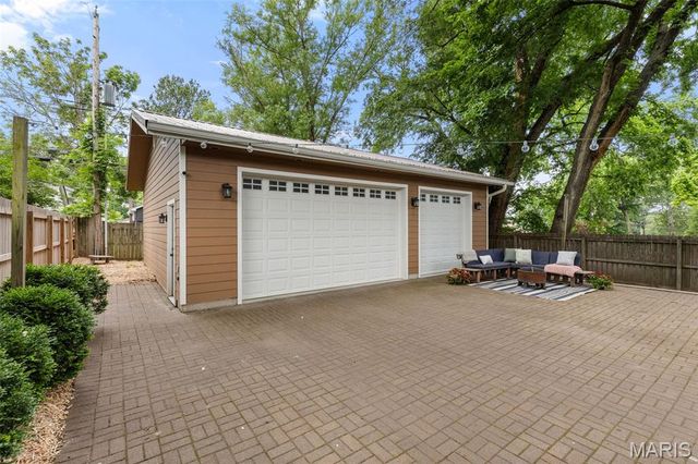 7068 Tholozan Avenue, St Louis, MO 63109