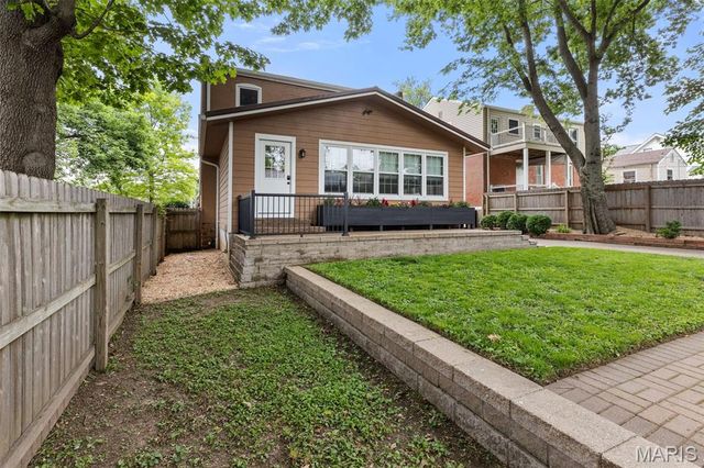 7068 Tholozan Avenue, St Louis, MO 63109