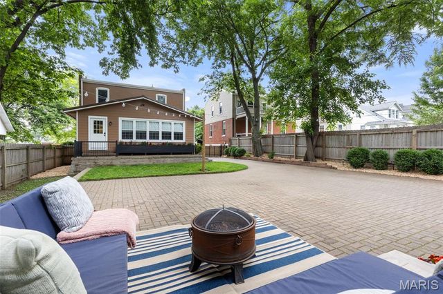 7068 Tholozan Avenue, St Louis, MO 63109