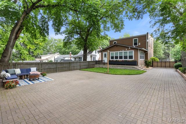 7068 Tholozan Avenue, St Louis, MO 63109