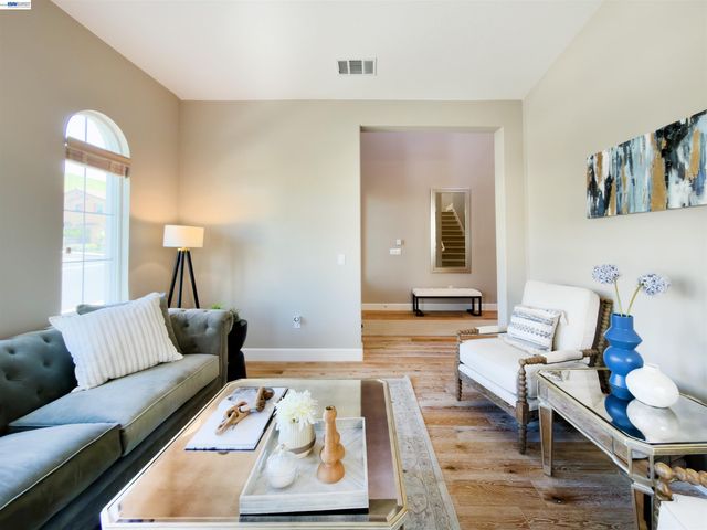 1676 N Terracina Dr, Dublin, CA 94568