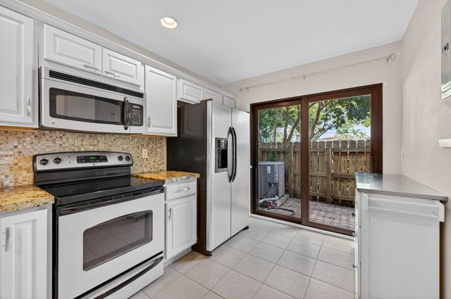 2140 NE 44th Street, Lighthouse Point, FL 33064