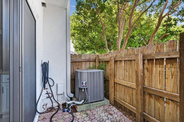 2140 NE 44th Street, Lighthouse Point, FL 33064