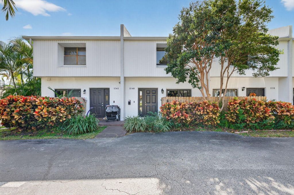 2140 NE 44th Street, Lighthouse Point, FL 33064