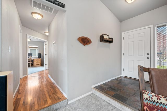 2560 NE 5th Street, Redmond, OR 97756