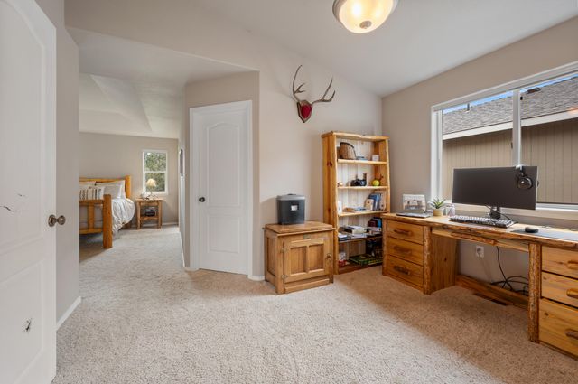 2560 NE 5th Street, Redmond, OR 97756
