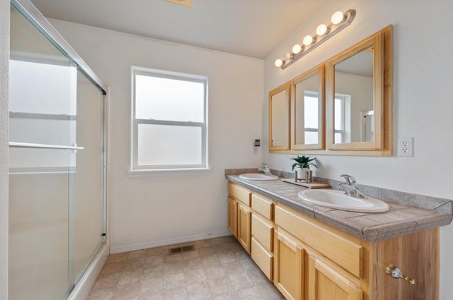 2560 NE 5th Street, Redmond, OR 97756