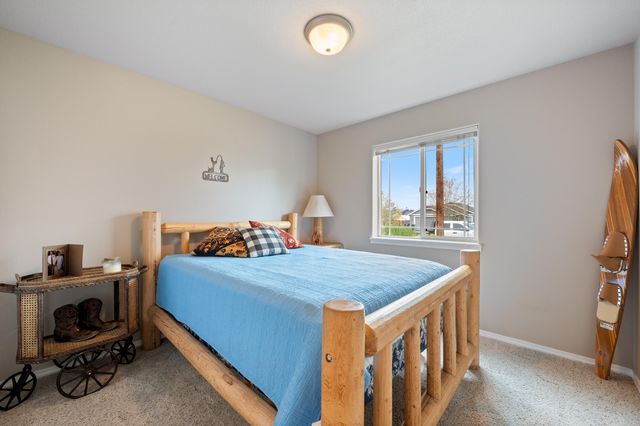 2560 NE 5th Street, Redmond, OR 97756