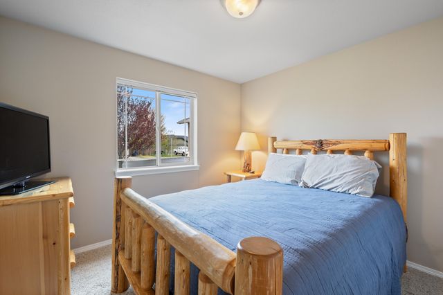 2560 NE 5th Street, Redmond, OR 97756
