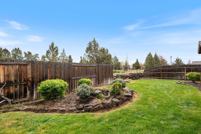 2560 NE 5th Street, Redmond, OR 97756