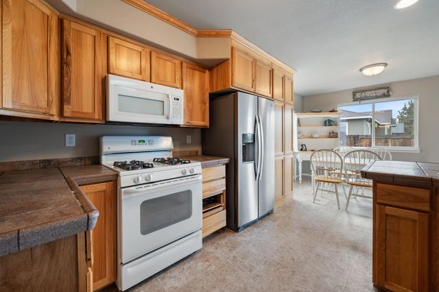 2560 NE 5th Street, Redmond, OR 97756