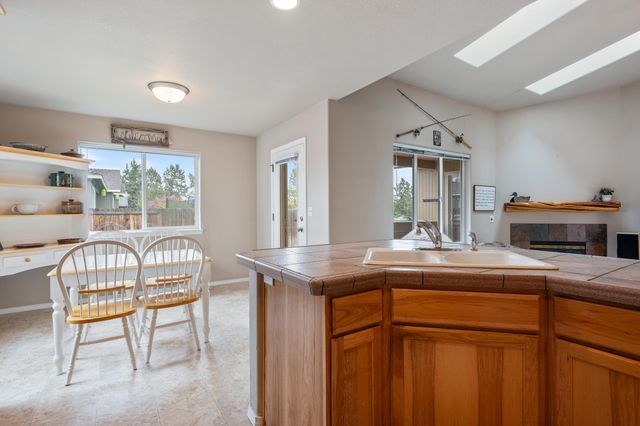 2560 NE 5th Street, Redmond, OR 97756