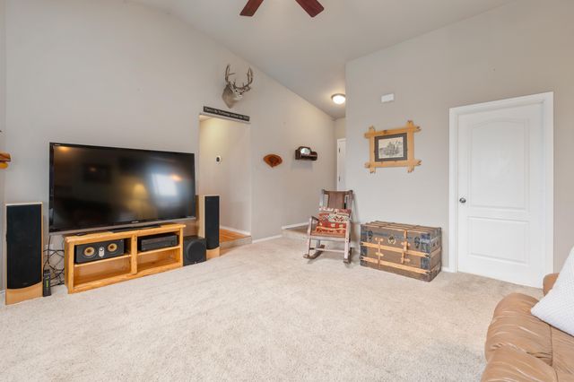 2560 NE 5th Street, Redmond, OR 97756