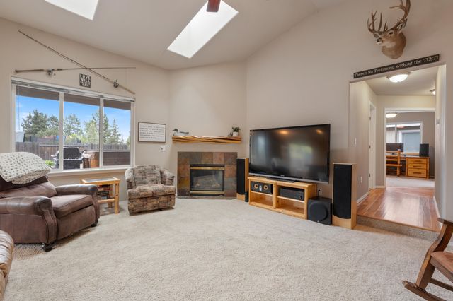 2560 NE 5th Street, Redmond, OR 97756
