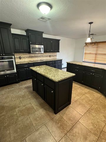 1804 SW Driftwood Dr, Lawton, OK 73505