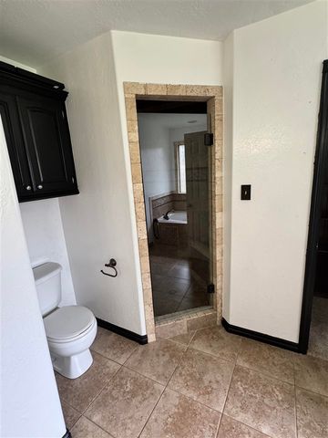 1804 SW Driftwood Dr, Lawton, OK 73505