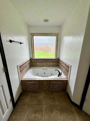 1804 SW Driftwood Dr, Lawton, OK 73505