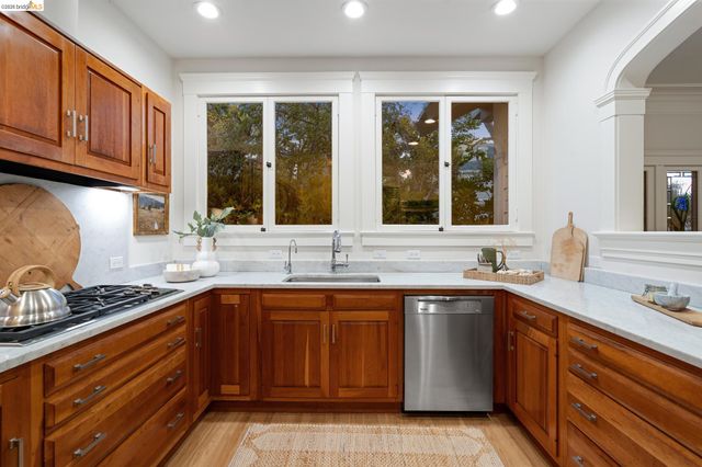 67 Lincoln Ave, Piedmont, CA 94611