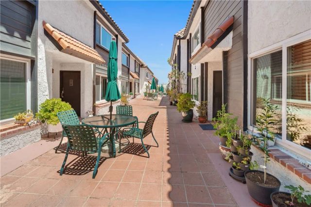 14332 Dickens Street 25, Sherman Oaks, CA 91423