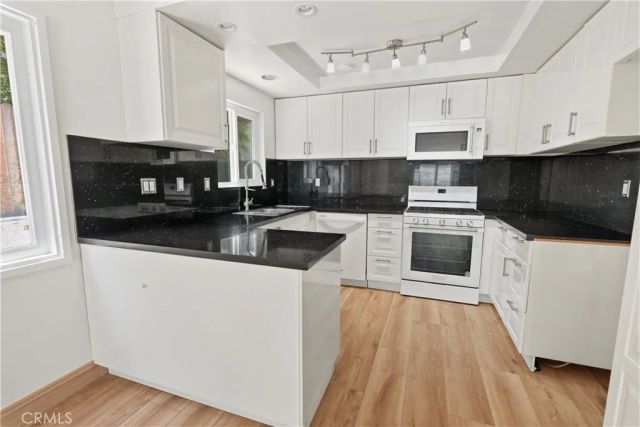 14332 Dickens Street 25, Sherman Oaks, CA 91423