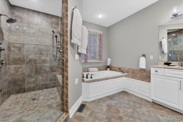 27 Bonhomme Grove Court, Chesterfield, MO 63017