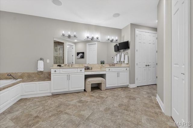 27 Bonhomme Grove Court, Chesterfield, MO 63017