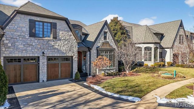 27 Bonhomme Grove Court, Chesterfield, MO 63017