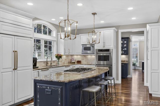 27 Bonhomme Grove Court, Chesterfield, MO 63017