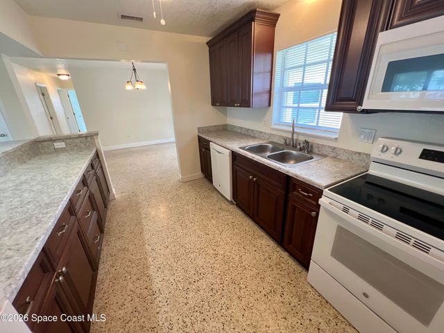 15 Vida Way, Melbourne, FL 32901