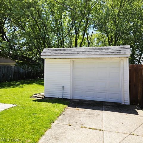 7515 Ridgefield Avenue, Parma, OH 44129