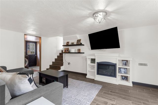 332 W Slippery Rock St, Donegal, PA 16025