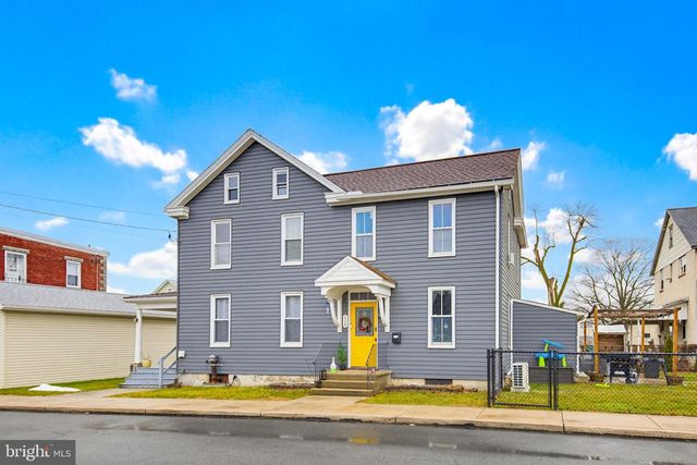 114 N MARKET AVE, Mount Joy, PA 17552