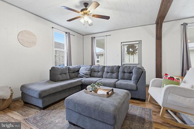 114 N MARKET AVE, Mount Joy, PA 17552