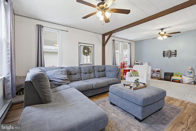 114 N MARKET AVE, Mount Joy, PA 17552