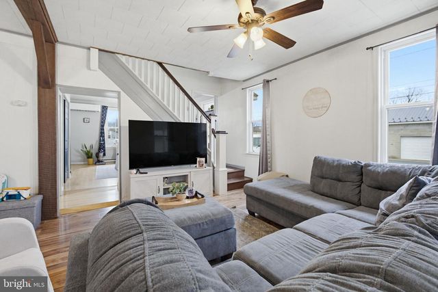 114 N MARKET AVE, Mount Joy, PA 17552