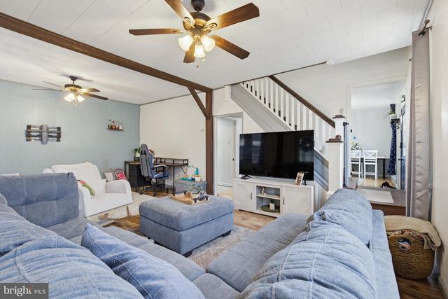 114 N MARKET AVE, Mount Joy, PA 17552