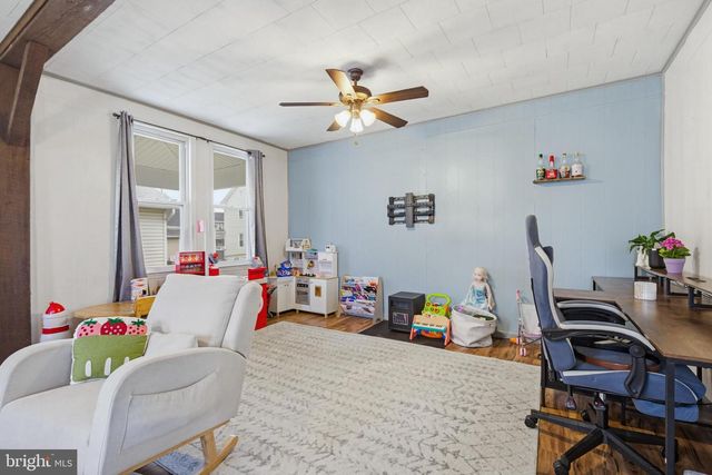 114 N MARKET AVE, Mount Joy, PA 17552