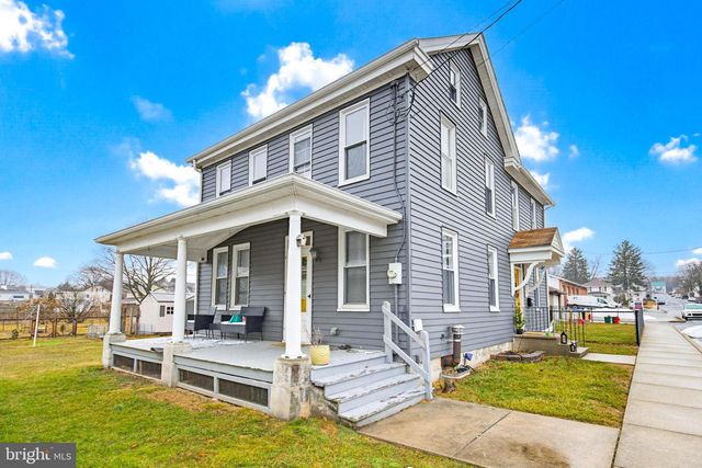 114 N MARKET AVE, Mount Joy, PA 17552